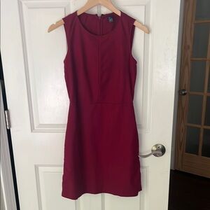 GAP Berry Sleeveless Mini Shift Dress. Back zip with pockets size 0. Cotton